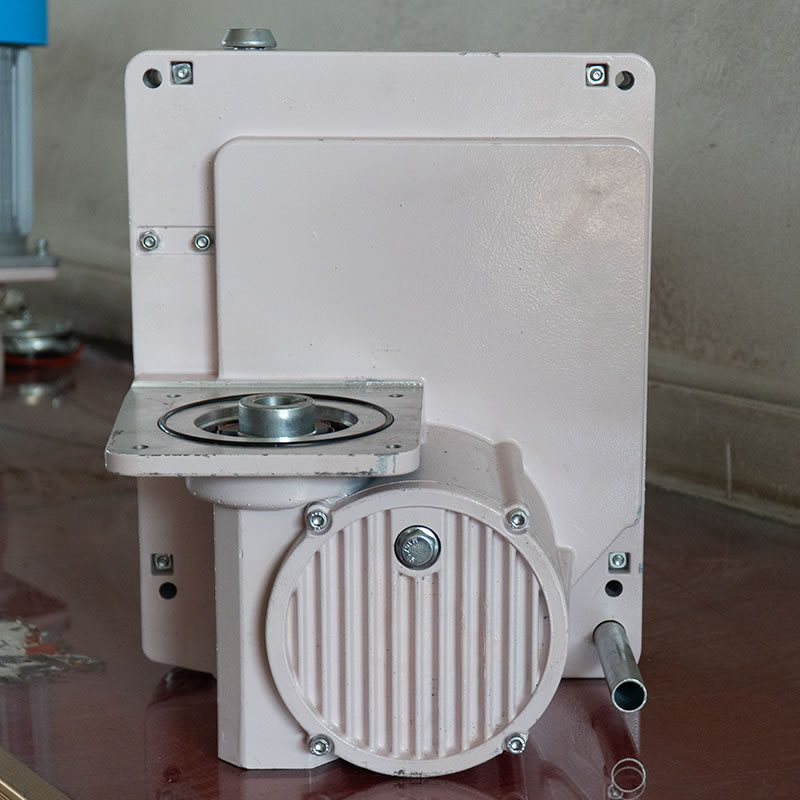 Motorhalterung für Traktionshebezeuge