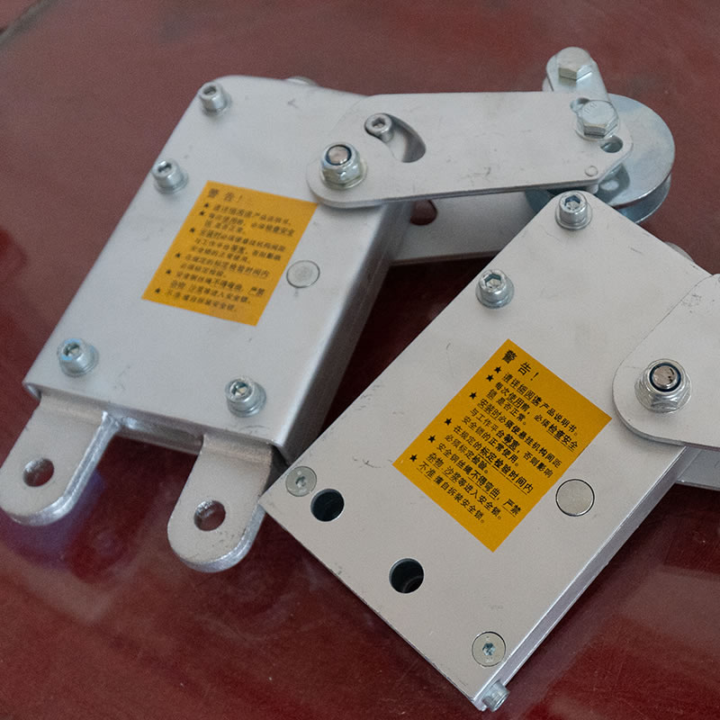 Kippschutz der Aufhängungsplattform mit Sicherheitsverriegelung Kippschutz der Aufhängungsplattform mit Sicherheitsverriegelung